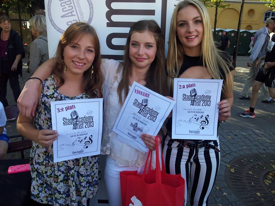 Top 3 Stage Academy Artist 2013. Hanna Ferm i mitten ( vinnare). Till vänster Emilia De Leur och till höger Matilda Lundberg 